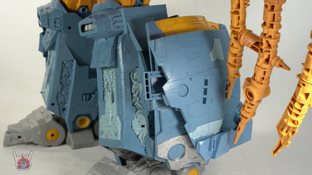 Transformers HasLab War For Cybertron Unicron Review  (39 of 58)